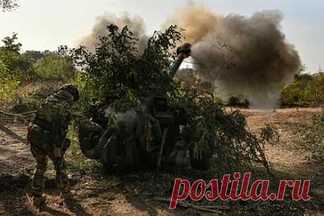 Российские войска уничтожили ракетно-артиллерийский склад группировки войск ВСУ. В Херсонской области российские военнослужащие уничтожили ракетно-артиллерийский склад объединенной группировки ВСУ, сообщило Минобороны. Удар по расположенному в районе населенного пункта Давыдов Брод объекту был нанесен авиацией и ракетным вооружением, уточнили в Минобороны.