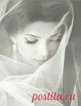 А за окном гуляют Дождь с Дождихой... 
Мне жаль, что люди видят только дождь. 
Она с ним по бульвару бродит тихо, 
А он ей заливает... Ну и что ж... 
Шуршат листвой, укутываясь в вечер, 
Сегодня им не хочется спешить. 
Для них ведь осень - это время встречи 
Особенное время для души. 
Они негромко шлепают по лужам, 
Стуча морзянкой капельной: прием... 
Дождю с Дождихою совсем не скучно 
Шагать по мокрой осени вдвоем.. 
(Елена Бродская)
•••