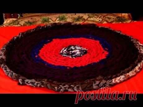 Как связать коврик из старых футболок без крючка — Яндекс.Видео