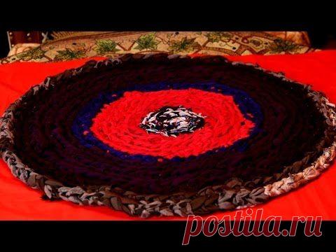 Как связать коврик из старых футболок без крючка — Яндекс.Видео