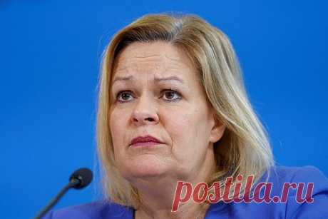 В Германии запретили одно из самых опасных неонацистских обществ. Министр внутренних дел ФРГ Нэнси Фезер запретила одну из самых опасных неонацистских ассоциаций Artgemeinschaft, созданную членом СС Вильгельмом Куссеровым в 1951 году, и обвинила ее членов в попытке распространения нацистской идеологии среди детей и молодежи. Об этом сообщает Tagesschau.