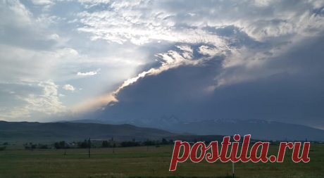 Ամպարան🌇
Աներևակայելի կախարդանքի վերածված մայրամուտ ամպամած Արագածի գագաթից.....այն ինչ հասցրեցի նկարել:Ոսկեղենիկ հայերենն անգամ ինձ չոգնեց նկարագրելու երկնայինի ու երկրայինի այս հանդիսավոր գուրգուրանքը:
Դո՛ւ, Արագա՛ծ, ալմաստ վահան
Կայծակեղէն թրերի,
Գագաթներըդ՝ բիւրեղ վրան
Թափառական ամպերի:
Սէգ ժայռերըդ՝ արծըւի բոյն,
Լճակներըդ՝ լոյս-փերուզ.
Առուներըդ՝ մէջքիդ փայլուն
Պերճ գօտիներ ոսկեհիւս:
Աղբիւրներըդ՝ գիշեր ու զօր
Խօսքի բռնուած իրար հետ,
Վտակներըդ՝ զիլ ու գլոր
Ապրեշումէ փէշերէդ: