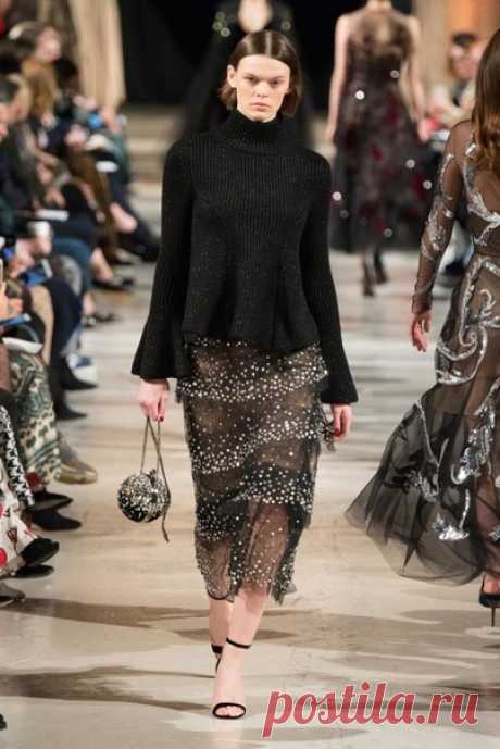 Восхитительный женственный образ с показа модной одежды от Оскара де ла Рента! Прозрачная юбка и укороченный чёрный свитер с люрексом расклешённого силуэта ... Вам ещё не захотелось иметь в своём гардеробе что-то подобное? Попробуем связать?
- Sal sim: 95% акрил 5% металлик 100 гр. 460 м.
https://www.mag-yarn.ru/shop/prjazha-alize/sal-simli-..
-Лейм Файн (Lame fine) Nako: 96% премиум акрил 4% металлическая нить 100 г. 440 м. https://www.mag-yarn.ru/shop/prjazha-nako-nako...