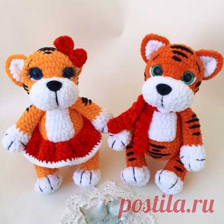 Тигры. Часть 1. Автор vavilova_toys

Источник: https://www.instagram.com/p/CU69QyaAplG/

Ещё весной я связала этих милых тигрят !
А сейчас я решила выложить бесплатное описание на них в 2-х частях!
Подробный мастер-класс есть в PDF формате , кому интересно , присылайте в Директ адрес почты , я с вами поделюсь !
А ещё на моем канале ютуб есть много полезных видео по вязанию этих тигрят , ссылка в шапке профиля!
Не забывайте ставить сердечки  за мои старания! И сохраняйте в ...