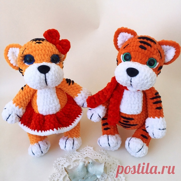 Тигры. Часть 1. Автор vavilova_toys

Источник: https://www.instagram.com/p/CU69QyaAplG/

Ещё весной я связала этих милых тигрят !
А сейчас я решила выложить бесплатное описание на них в 2-х частях!
Подробный мастер-класс есть в PDF формате , кому интересно , присылайте в Директ адрес почты , я с вами поделюсь !
А ещё на моем канале ютуб есть много полезных видео по вязанию этих тигрят , ссылка в шапке профиля!
Не забывайте ставить сердечки  за мои старания! И сохраняйте в ...