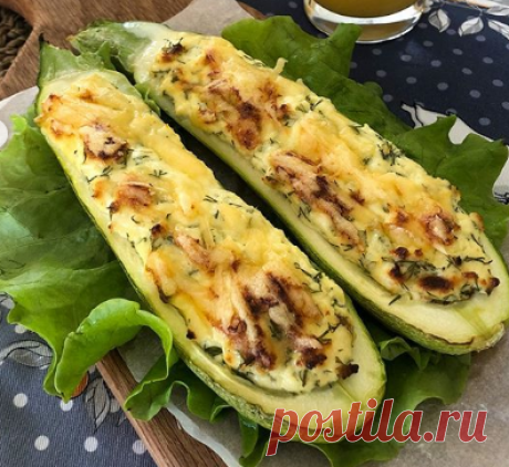 ФАРШИРОВАННЫЕ ТВОРОГОМ КАБАЧКИ.
Нам понадобится:
🥬 2 небольших кабачка;
🥬 200 г творога;
🥬 1 пучок укропа и петрушки;
🥬 2 зубчика чеснока;
🥬 1 яйцо;
🥬 соль и чёрный молотый перец — по вкусу;
🥬 100 г твёрдого сыра.
⠀
⠀