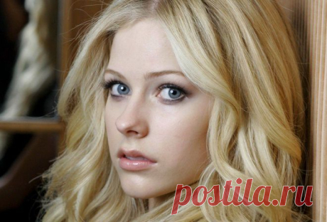 Обои Avril Lavigne, секси, лицо, взгляд, губки, глаза, волосы, певица, красота на рабочий стол - картинки с раздела Музыка