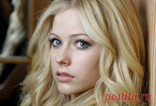Обои Avril Lavigne, секси, лицо, взгляд, губки, глаза, волосы, певица, красота на рабочий стол - картинки с раздела Музыка