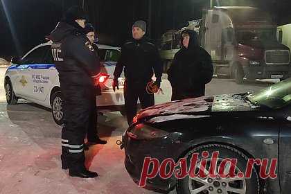 Сотрудники ДПС спасли замерзающих на трассе супругов и помогли починить их авто. В Свердловской области полицейские из подразделения ГИБДД ОВД Ивделя спасли замерзающую семью из Сургута. Супружеская пара ехала из ХМАО к родственникам в Пермский край. Недалеко от Ивделя их машина сломалась: заглох двигатель и сломался гидроусилитель. На улице стоял 30-градусный мороз.