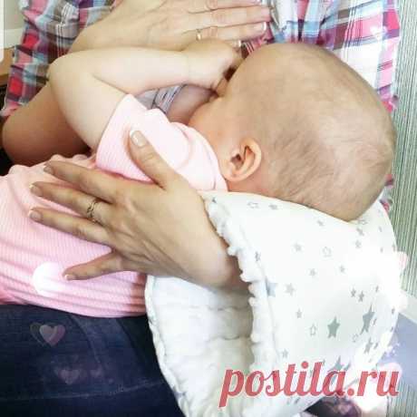 Пост на стене Бесплатная выкройка подушки на руку для кормлений с подробной видео инструкцией по пошиву. Внимание! Бесплатные выкройки, разрешено копировать и размещать только с ссылкой на первоисточник.Преимущества подушки для кормлений:1. Нет контакта кожи лица/шеи малыша с маминой рукой - не возникает потнички от кормлений или частого ношения на ручках, при коликах и укачивании (до 2-3 месяцев кстати укачивания допустимы без увлечения, так как в утро...