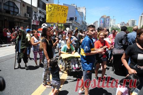 DESALOJO Y TENSIÓN EN ONCE. La Ciudad levantó más de dos mil puestos y los manteros cortan las calles. El operativo policial comenzó a la madrugada entre las avenidas Corrientes y Rivadavia. Los puesteros cortaron Pueyrredón a la altura de la estación de trenes. Tras tres horas de corte la policía avanzó con gas picante y realizó detenciones.