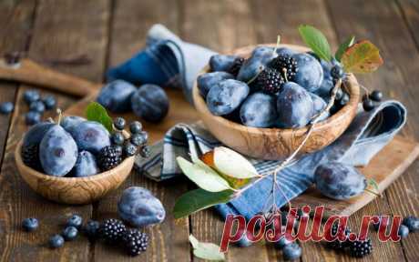 Откровенно про суперфуды/ Слово «супер-продукты» (superfoods) предложили в начале нашего тысячелетия американские маркетологи. Так стали называть редкие ягоды, фрукты или семена, в составе которых много антиоксидантов и других полезных веществ. Производители намекали, что супер-продукты могут быть панацеей едва ли не от всех болезней, лишнего веса, старения и любых других проблем.