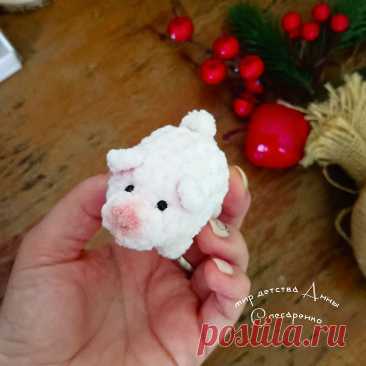 PDF Свиня крючком. FREE crochet pattern; Аmigurumi toy patterns. Амигуруми схемы и описания на русском. Вязаные игрушки и поделки своими руками #amimore - плюшевая свинка, маленький поросёнок из плюшевой пряжи, свинья, поросенок.