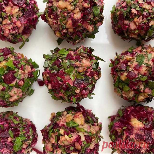 ПАШТЕТ ИЗ КУРИНОЙ ПЕЧЕНИ 

Невозможно вкусно. А шарики — удобный формат, один шарик на один кусок хлеба.

1. Лук обжарить, добавить куриную печень и тоже обжарить, а потом все вместе потушить.

2. И в блендер! Только добавьте сливочное масло. Чем больше, тем лучше.

3. Скатать из паштета шарики, лучше мокрыми руками и обвалять в крошке.

4. Для крошки: мелко нарезать вареную свеклу, грецкие орехи и петрушку, все перемешать.