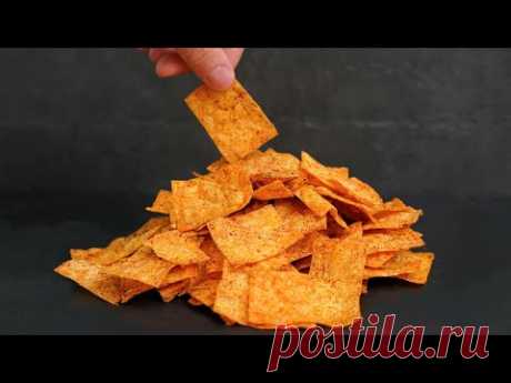 В магазине больше не куплю! ВКУСНЯШКА за 5 минут! Чипсы из лаваша в духовке - YouTube
Чтобы приготовить чипсы из лаваша в духовке: 
1-й рецепт:
Лаваш тонкий - 1 шт.
Растительное масло - 2 ст.л.
Соль - щепотка
Сушеный чеснок - 0,5 ч.л.
Копченая или обычная паприка - 1 ч.л. 2-й рецепт:
Лаваш тонкий - 1 шт.
Сметана 20% - 1 ст.л. с горкой (около 50 г)
Укроп - небольшой пучок
Соль - щепотка
Черный молотый перец