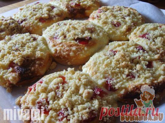 Рецепт: Талеры с начинкой, штройзелем и клубникой! (Quark-Streuseltaler mit Erdbeeren)