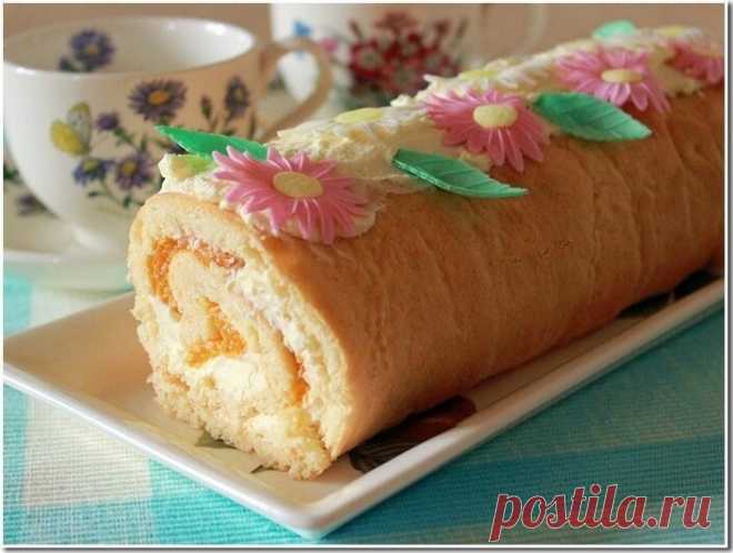 Топ-10 рецептов вкуснейших домашних бисквитных рулетов

Медовый рулет «Пчёлка»
___________________________________________________________________________ ___
Потрясающий на вкус — не приторный и с легким медовым ароматом.

Ингредиенты:
Для бисквита потребуется:
мед — 3 ст. ложки;
разрыхлитель — 1 ч. ложка;
яйцо – 4 шт;
сахар – 3 ст. ложки;
ванильный сахар – 1 пакетик;
мука – 4 ст. ложки;
крахмал кукурузный — 1 ст. ложка;
растительное масло (без запаха) – 4 ст. ложки;
щепо...