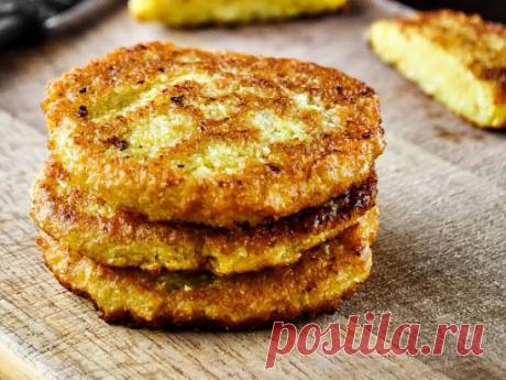 ДОМАШНИЕ КАПУСТНЫЕ КОТЛЕТЫ 
ИНГРЕДИЕНТЫ: 
 1 кг капусты 
 1 луковица 
 0,5 ст. манной крупы 
 0,5 ст. муки 
 2 зуб. чеснока 
 зелень (у меня укроп) 
 растительное масло для жарки 
 панировочные сухари 
 соль по вкусу 
 специи по вкусу 
ПРИГОТОВЛЕНИЕ: 
Капусту разрежьте на 4 части и приварите в подсоленной воде минут 8-10. 
Откиньте капусту на дуршлаг, пропустите через мясорубку и отожмите, чтобы удалить воду. 
На мелкой терке натрите лук и пропустите чеснок через пресс- чеснок. Укроп мелко н