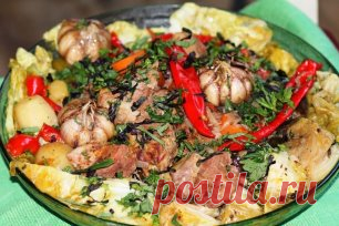 ДОМЛАМА Домлама - блюдо узбекской кухни необычайно ароматное и яркое.
Домлама состоит из мяса и овощей томленых в собственном соку. С приготовлением
долмамы справится даже начинающий кулинар. Все что от Вас потребуется это
нарезать и сложить мясо с овощами в казан. Это
блюдо прекрасно подойдет для большой компании.