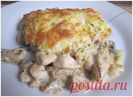 юбая дама мечтает о шубке. И даже курочка!
КУРИЦА С ГРИБАМИ ПОД КАРТОФЕЛЬНОЙ ШУБОЙ
Ингредиенты:
Показать полностью…
- 300 гр куриной грудинки (2 шт)
- 250 гр грибов (у меня шампиньоны)
- 3-4 средних картофелины
- 1 луковица
- 1 ст. ложка муки
- 250 мл молока
- 150 гр сливок (у меня 15%)
- 100 гр тёртого сыра (сыра лучше не жалеть)
- соль, перец, зелень по желанию
- растительное масло для жарки
Приготовление:
1. Включить духовку на 180 С.
Картофель помыть, положить в холодн...
