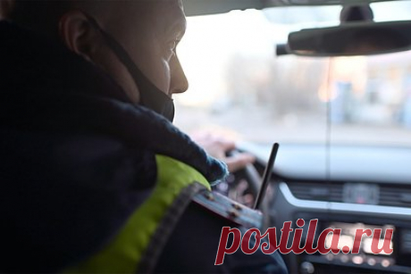 Россиянка нашла мертвым прогуливавшего уроки сына-одиннадцатиклассника. Жительница Челябинска нашла сына-одиннадцатиклассника мертвым в квартире. В день случившегося юноша прогуливал уроки. До этого подросток уже пытался свести счеты с жизнью из-за бывшей девушки. Тогда трагедии удалось избежать, и классного руководителя попросили обратить особое внимание на учащегося.