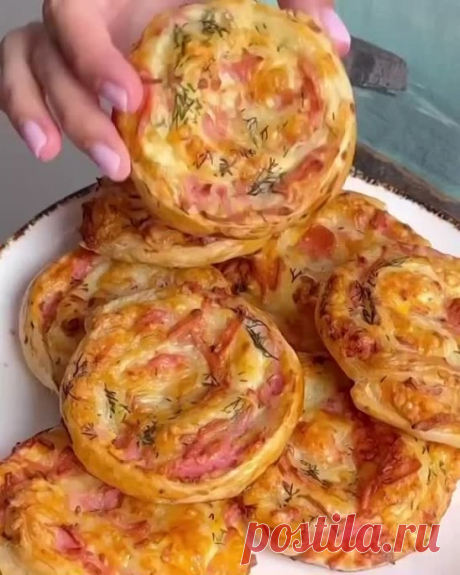 Слойки с сыром и колбасой ( рецепт )
