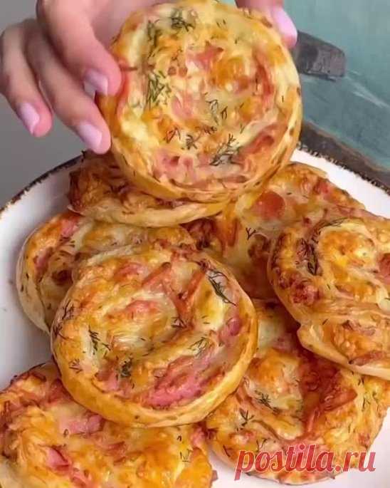 Слойки с сыром и колбасой ( рецепт )