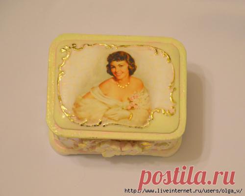 Шкатулка с лепниной и деликатным золочением..