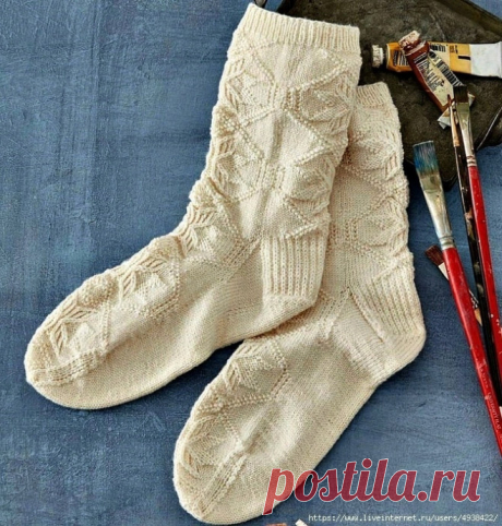 Вязаные носки "Датская звезда" Размер:Окружность стопы – 21 см,Высота паголенка – 22 см,Длина стопы – 25.5 см.Необходимые материалы:Пряжа Cascade Yarns Heritage Silk (85% шерсть, 15% шелк; 400 м / 100 грамм в мотке) – 1 моток.Необходимые инструменты:Две пары круговых спиц № 1.75 и № 2, дополнительная спица, гобеленовая...