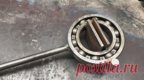 Простое в изготовлении приспособление для гибки металлических изделий Идея проста, но вполне эффективная. 13 миллионов просмотров на Ютубе. И это не самоделка ради самоделки, а реально работающий инструмент.Итак, для его изготовления нужны следующие Инструменты и материалы:-Подшипник большого размера (у мастера 25 см диаметр);-Металлическая пластина -10