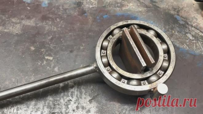 Простое в изготовлении приспособление для гибки металлических изделий Идея проста, но вполне эффективная. 13 миллионов просмотров на Ютубе. И это не самоделка ради самоделки, а реально работающий инструмент.Итак, для его изготовления нужны следующие Инструменты и материалы:-Подшипник большого размера (у мастера 25 см диаметр);-Металлическая пластина -10