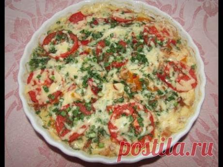 Открытый пирог с копчёной курицей, перцем и помидорами