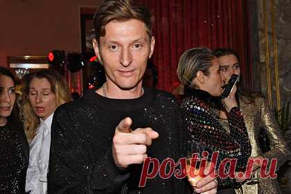 Павел Воля показал закулисье Comedy Club. Российский юморист и телеведущий Павел Воля опубликовал видео закулисья программы Comedy Club на ТНТ, которая снимается в поселении Барвиха. «Первая съемка, ребята. Все, открываем [новый] сезон», — обратился он к поклонникам. Помимо того, комик назвал дату выхода новых выпусков Comedy Club.