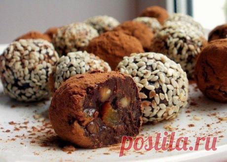 конфеты Полезные энергетические конфетки
Финики без косточек 10 шт, изюм 1/2 стакана, клюква 1/2 стакана, фисташки очищенные 1/2 стакана, кокосовая стружка несладкая 4 ст. ложки (можно и без нее, или использовать какао и кунжут), кунжутное масло 1/2 ст. ложки, мед 1 ст. ложка, апельсиновый сок 1 ст. ложка
* Закладываем все ингредиенты (кроме двух столовых ложек кокосовых стружек)  в чашу блендера и измельчаем.
* Лепим шарики и обваливаем из в кокосовой стружке или в том, что сами выбрали