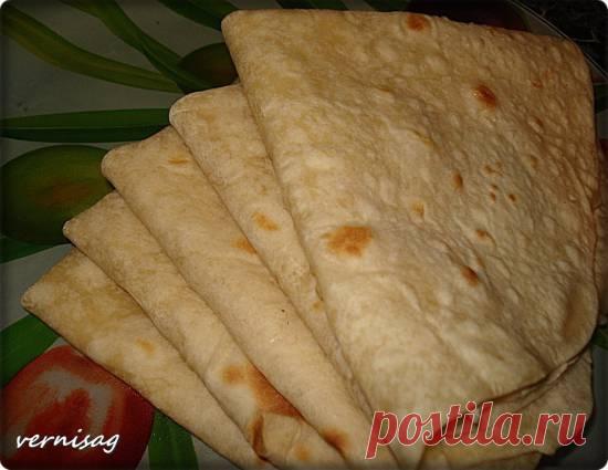 Лаваш тонкий (в Пиццамейкер Princess 115000) Я сегодня лавашики пекла в принцессе Давно уже это задумала, уж больно размер у принцесски подходящий для лаваша В чашу комбайна насыпала муку, добавила соль и масло растительное. Включила замес, когда все перемешалось влила горячую воду, минуты через 2-3 выключила, собрала тесто в шар, уложила в па