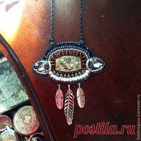 Купить Зимний Часовщик - темно-серый, серый и красный, перья, кулон с перьями, стимпанк