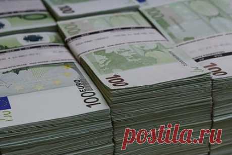 Найден способ рассчитаться с заморозившим российские активы Euroclear. Бельгийский депозитарий Euroclear может выплатить своим клиентам неполученные доходы по заблокированным в России бумагам, использовав для этого замороженные средства граждан РФ. О возможном способе рассчитаться с площадкой заявил председатель Национального расчетного депозитария (НРД).