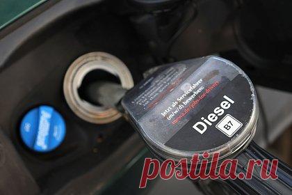 Аналитик назвал страны Европы с самым дешевым дизельным топливом. Главный аналитик чешской компании Finlord Борис Томчиак заявил, что Болгария и Чехия продают самое дешевое дизельное топливо в Европе. Он отметил, что средняя цена одного литра в Болгарии составляет 1,64 доллара, а в Чехии — 1,7 доллара. Для сравнения он назвал среднюю стоимость одного литра дизеля в других странах.