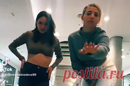 Медведева станцевала с тиктокершей и восхитила фанатов. Российская фигуристка Евгения Медведева исполнила откровенный танец с тиктокершей Аней Покров. Девушки станцевали под песню Toxic x Pony — ALTEGO. Фигуристка была одета в бежевый топ с длинными рукавами, оголяющий живот. Подписчики восхитились танцем девушек и оставили более 1000 комментариев.