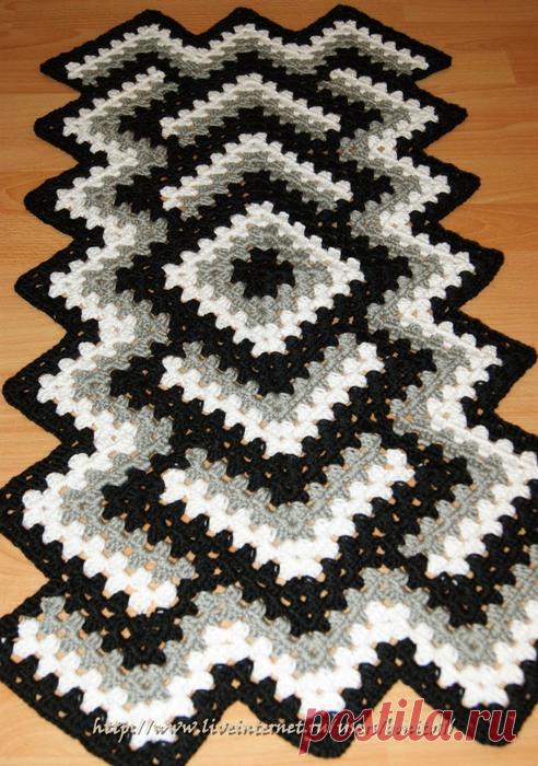 Коврик «Дорожка» в технике «бабушкин квадрат»...