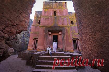 Россиянам станут доступны путешествия в еще одну африканскую страну. Национальный перевозчик Эфиопии Ethiopian Airlines анонсировал возобновление прямых рейсов по маршруту Москва — Аддис-Абеба — Москва с 12 апреля. В четверг, 17 марта, авиакомпания заявила о возвращении в расписание летной программы в Россию. Рейсы будут выполняться с частотой четыре раза в неделю.