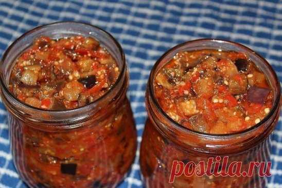 Хочу вам предложить заготовить на зиму остренькие, очень вкусные, с невероятным ароматом баклажаны по-грузински. Готовятся совершенно просто, а результат - отличный. Советую! 
Из данного количества продуктов получится 2 пол-литровые баночки баклажанов. 
Для приготовления баклажанов по-грузински на зиму понадобится: баклажаны - 1 кг сладкий болгарский перец - 400 г масло растительное - 100 г чеснок - 1 головка перец горький - 1 шт. соль - по вкусу сахар - 1 ст. л. уксус 9% - 100 мл. Баклажаны