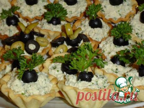 Тарталетки с сырно-куриной закуской.