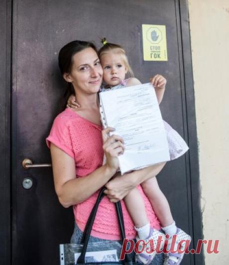 Сегодня ко мне в офис все шли и шли люди. Заявления о присоединении к иску проносили большими пачками, брали для распространения информационные бюллетени "Большой Челябинск", сетовали, что очень много равнодушных и разуверившихся граждан, рассказывали о проблемах, никак не связанных с ГОКом. Екатерина Субботина, вот так, с ребенком на руках, прочитала целую лекцию о рекламе, продвижении темы митинга и правильном составлении листовок. Заверила, что нет равнодушных к теме ГОКа, надо просто правиль