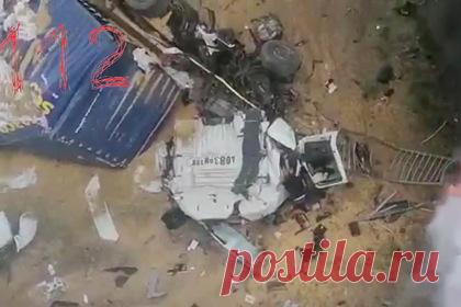 Спасение чудом выжившего водителя из-под упавшей с ЦКАД фуры попало на видео. В Раменском городском округе Подмосковья грузовик Volvo пробил ограждение и упал с эстакады ЦКАД. После падения транспортное средство загорелось. Водитель фуры при этом остался жив. Он выбрался из-под обломков горящего автомобиля, получив лишь легкие повреждения. Медики оказали ему помощь на месте.