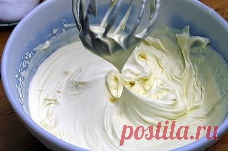 8 самых простых кремов для тортов и других десертов! 1.Классический заварной крем Ингредиенты:  500 мл. молока  200 гр. сахара  1 ч. ложка ванилина  50 гр. муки  4 яичных желтка Приготовление: Яичные желтки мы растираем с сахаром, ванилином и мукой до однородной массы. Доводим наше молоко до кипения. Вливаем горячее молоко в яичную массу, перемешиваем.Полученную массу ставим на огонь и варим до загустения. Готово! 2. Крем масляный универсальный Ингредиенты:  Упаковка сливо...