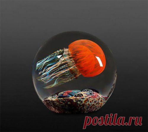 Стеклянные скульптуры медуз от стеклодува Ричарда Сатава