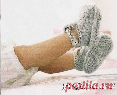 Простые пинетки спицами.