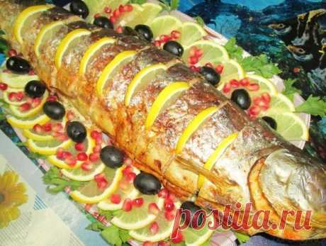 Фаршированная горбушаИнгредиенты:- Горбуша — 1 шт- Рис — 0,5 стак- Яйца — 2 шт- Морковь — 3 шт- Лимон — 1 шт- Маслины- Гранат- Зелень- Чеснок- СольПроцесс приготовления:1. Обязательно удаляем жабры. Промываем рыбу под проточной водой.Плавники оставить.2. Далее острым ножом разрезаем рыбку от брюшка до кончика хвоста.3. Приступаем к удалению костей. Аккуратно перерезаем хребет возле голо...