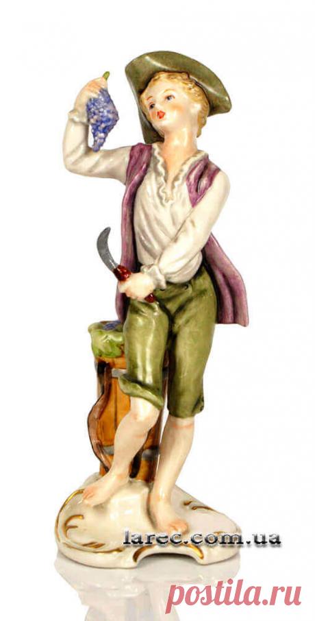 Подарок женщине фарфоровая немецкая статуэтка середина 20 века  &quot;Мальчик с виноградом&quot;| Интернет-магазин подарков Ларец